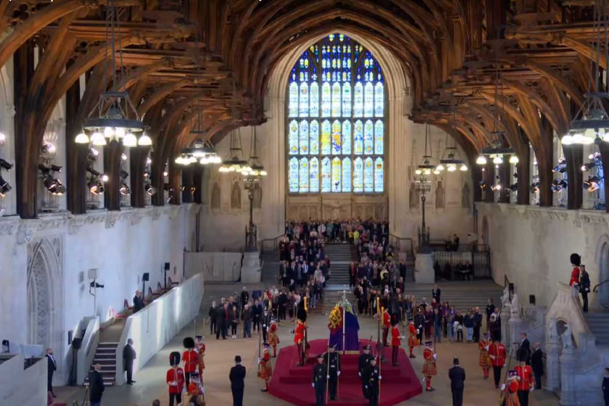 La fila continua para brindar honores a la reina Isabel II. | Foto: Captura de pantalla.
