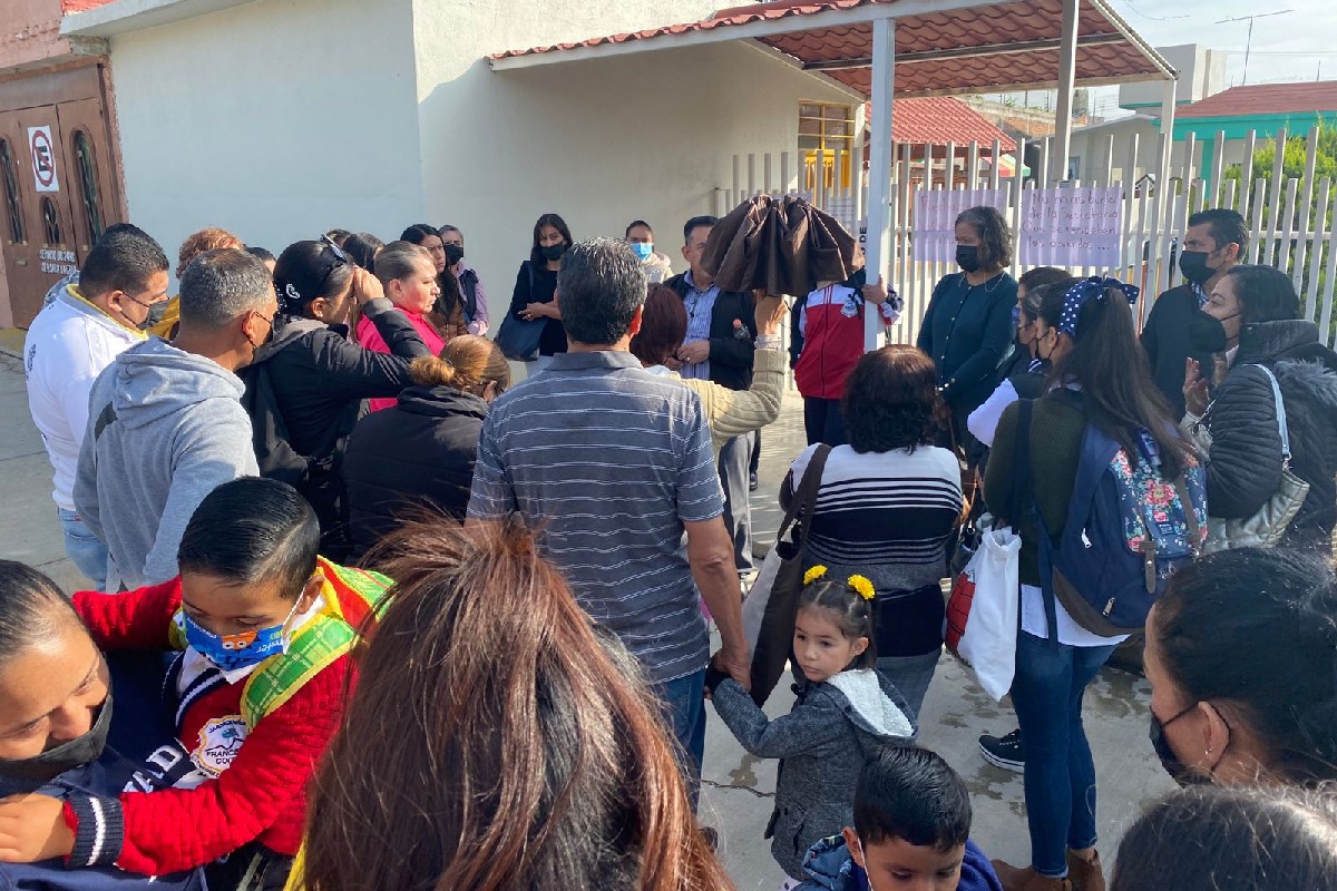 Un grupo de padres dee familia así como los maestros negaron el acceso al kinder a los menores así como a la directora María Dolores Ovalle. | Foto: Ángel Martínez.