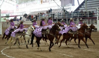 Tradicional baile de reinas de la Federación Mexicana de Charrería