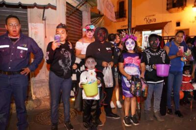 Los niños se disfrazan el Día de Muertos para pedir dulces en Zacatecas. | Foto: Cortesía.