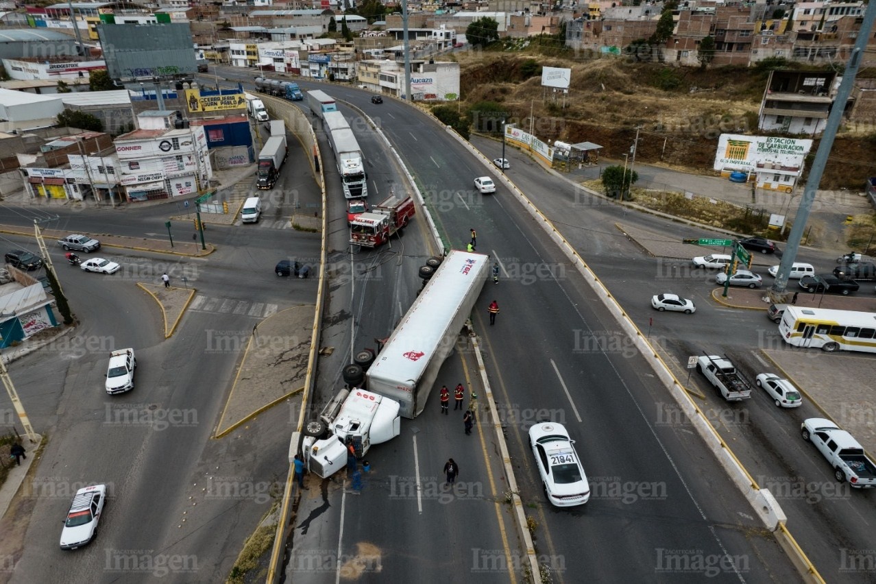 La unidad se volcó sobre  el puente de El Orito. | Foto: Imagen.