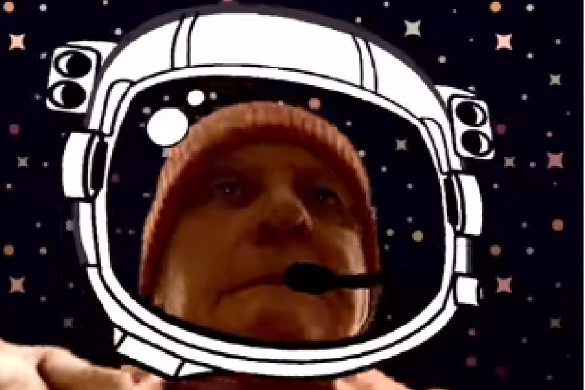 En su papel de astronauta con un filtro. | Foto: Captura de pantalla.