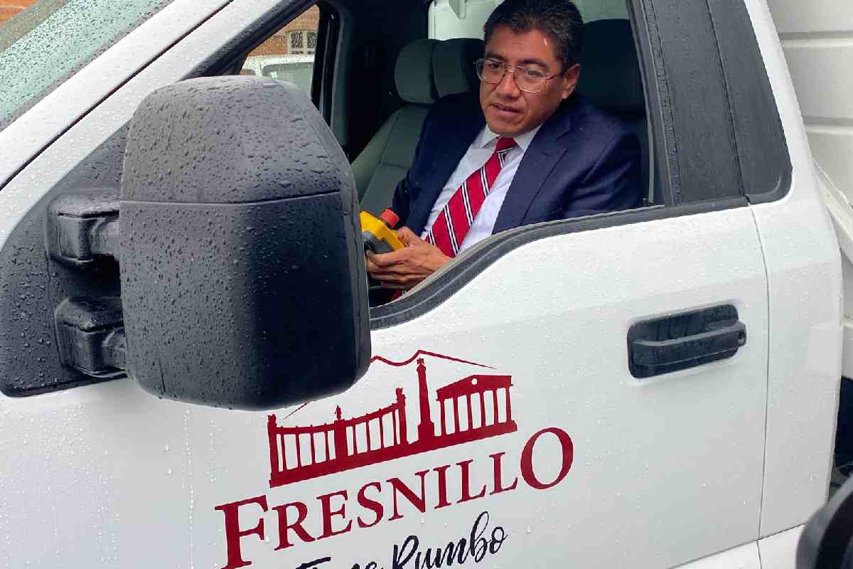 También hizo entrega de una camioneta recolectora de basura nueva de las cuales ya suman cinco junto a otros tres camiones con los que cuenta el Departamento de Limpia. | Foto: Ángel Martínez
