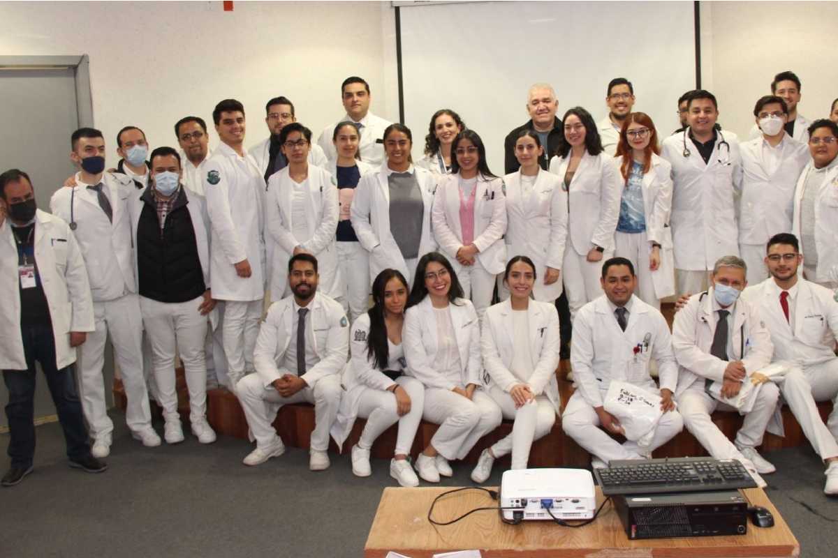 ISSSTE entrega uniformes a médicos residentes e internos en Zacatecas