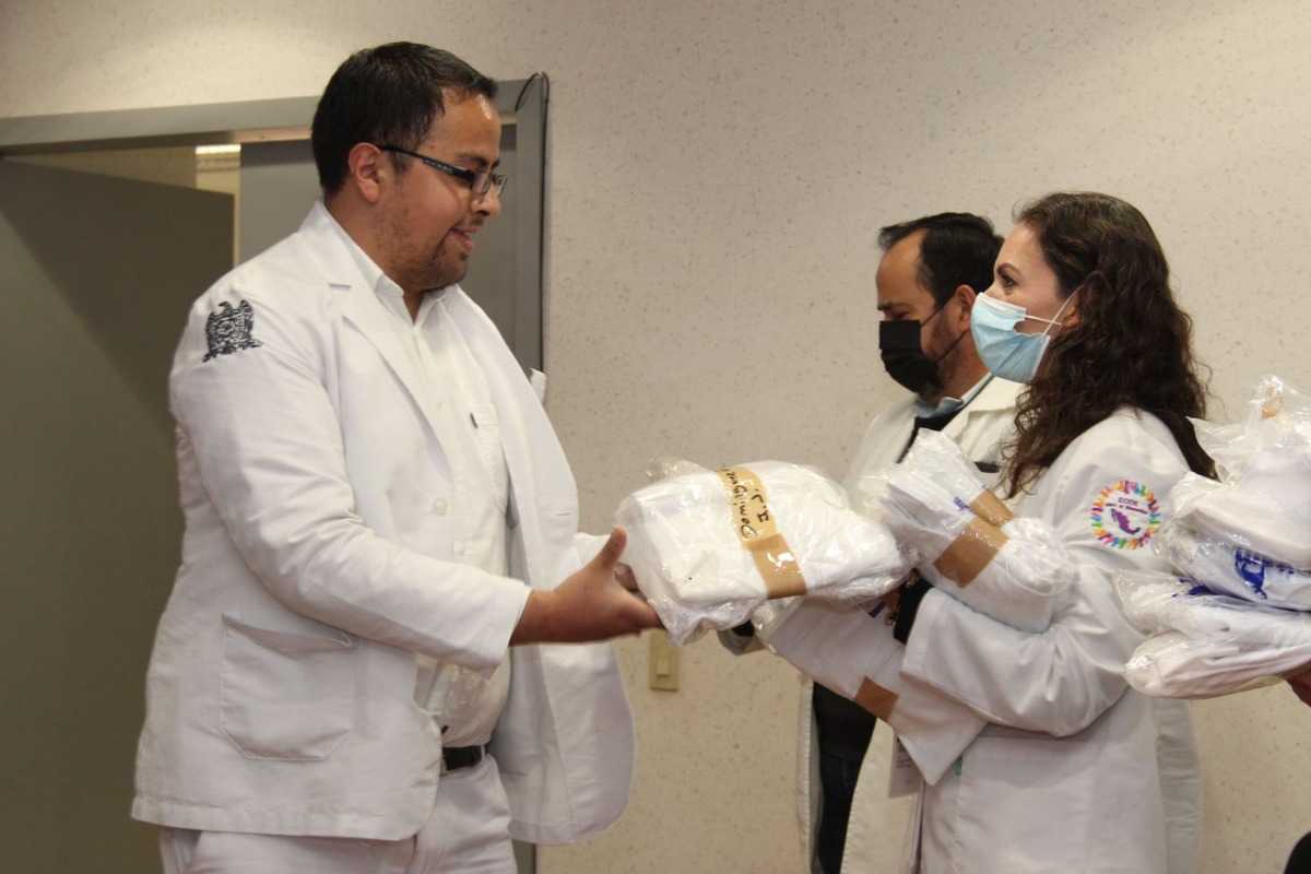 ISSSTE entrega uniformes a médicos residentes e internos en Zacatecas