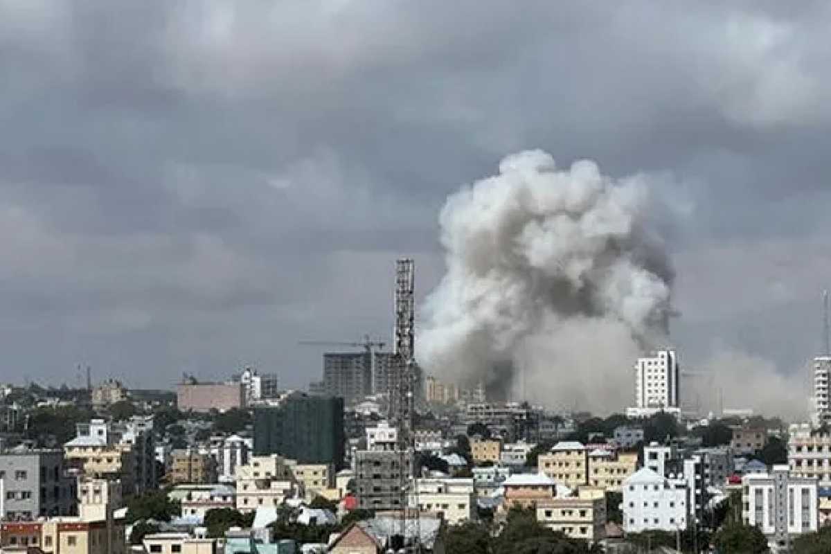 Explotan coches bomba en el Ministerio de Educación de Mogadiscio, Somalia