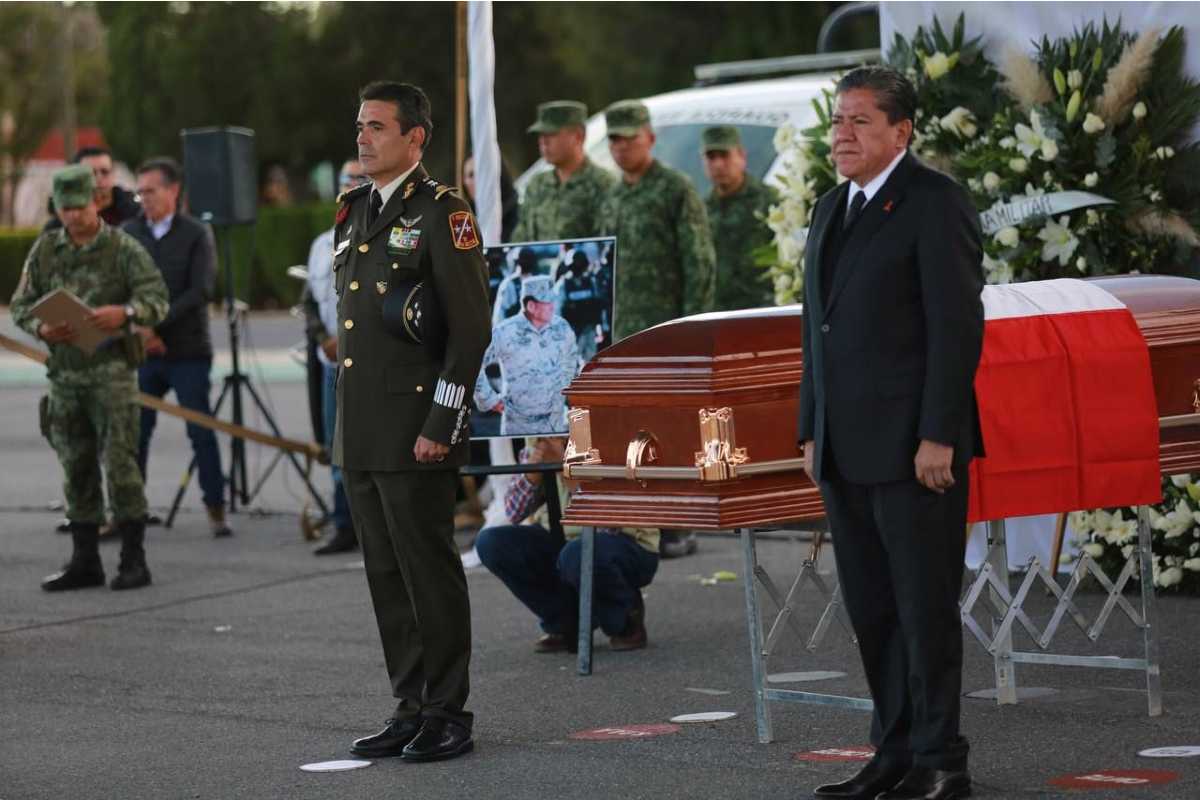 El gobernador David Monreal Ávila hace guardia de Honor. | Foto: Cortesía.