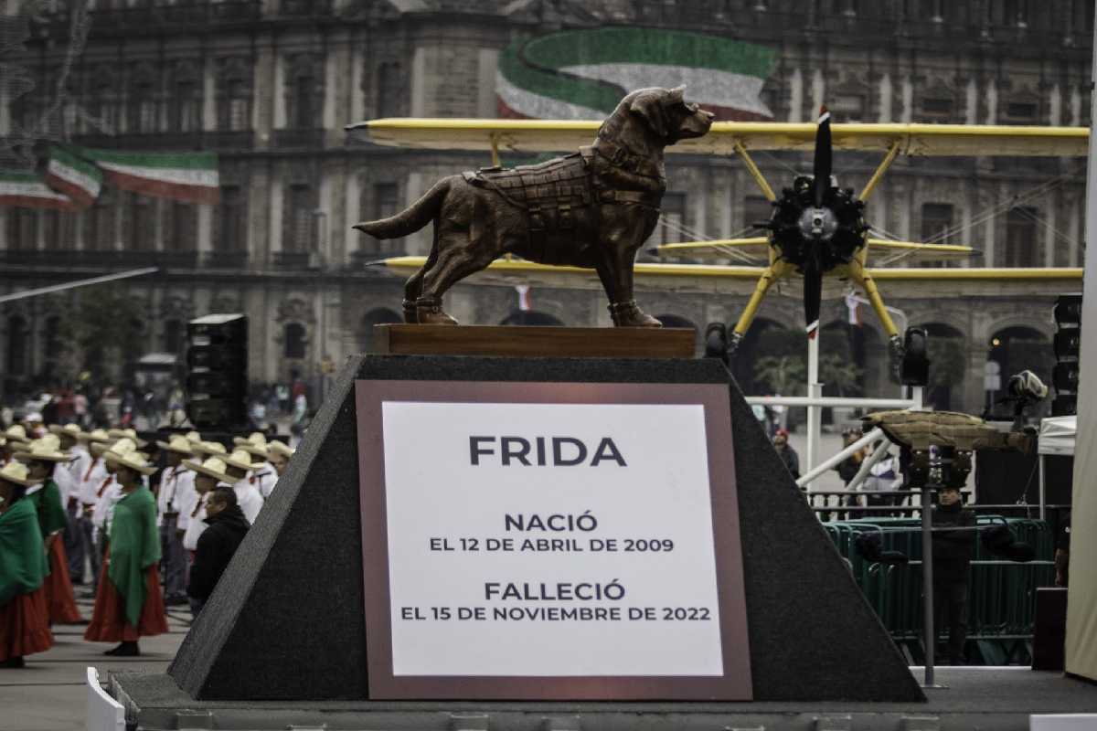 Homenaje para Frida en desfile de Aniversario de la Revolución Mexicana