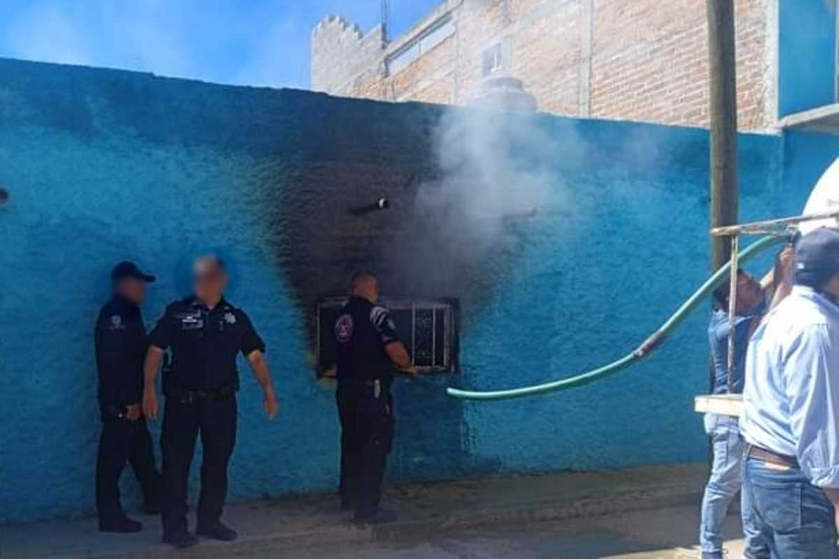 Una veladora incendia una vivienda en la calle Pánfilo Natera. | Foto: Imagen de Zacatecas.