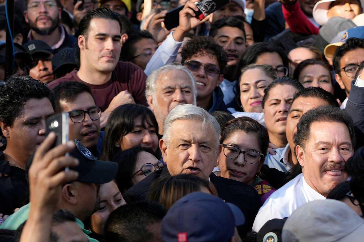 Al grito: ¡Es un honor estar con Obrador! avanza la Marcha del Pueblo en CDMEX