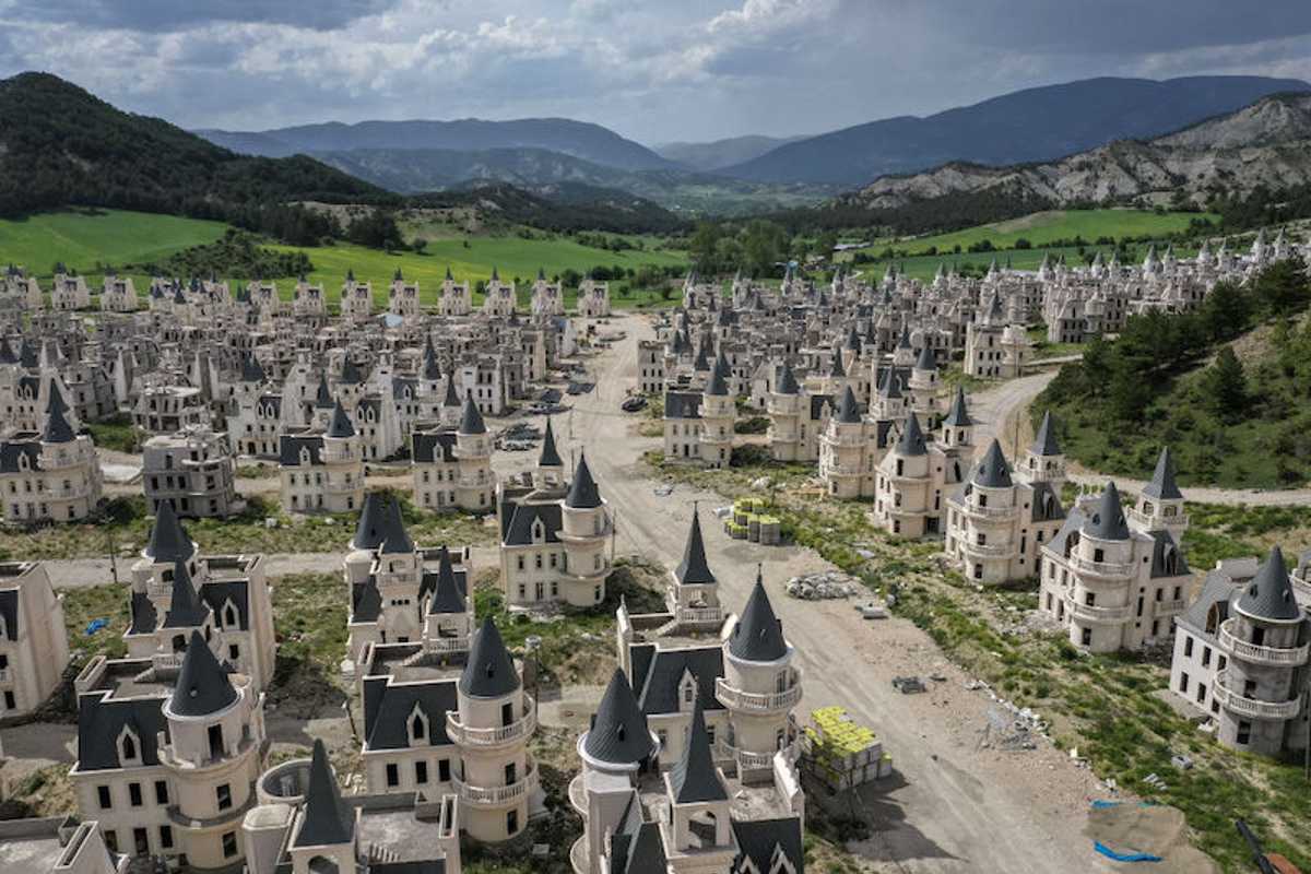 ¿Conoces el pueblo fantasma de castillos de ensueño en Turquía?