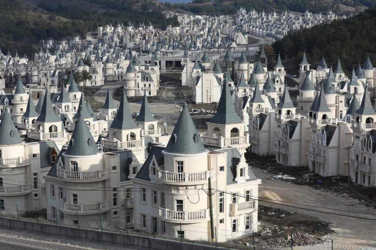 ¿Conoces el pueblo fantasma de castillos de ensueño en Turquía?