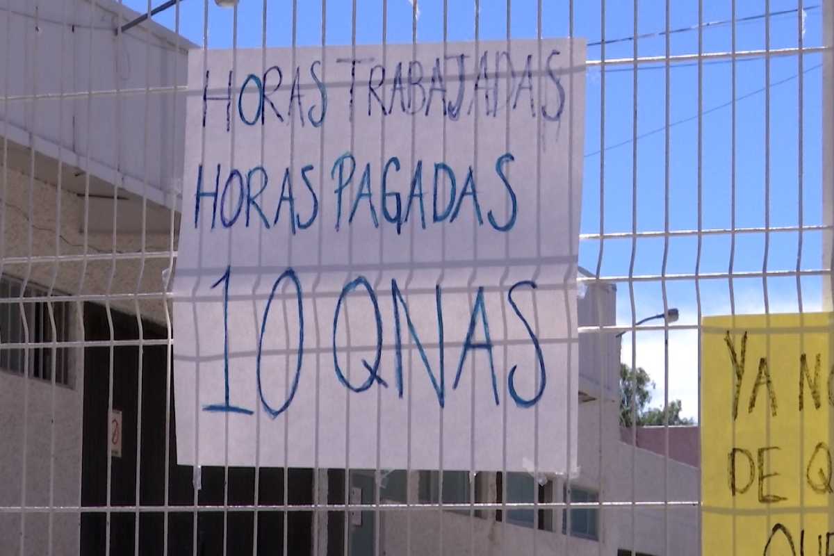 Una de las pancartas en donde exigen su pago. | Foto: Manuel Medina.