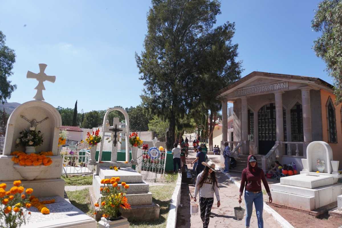 Limpieza de los panteones para el Día de Muertos en Zacatecas. | Foto: Imagen.