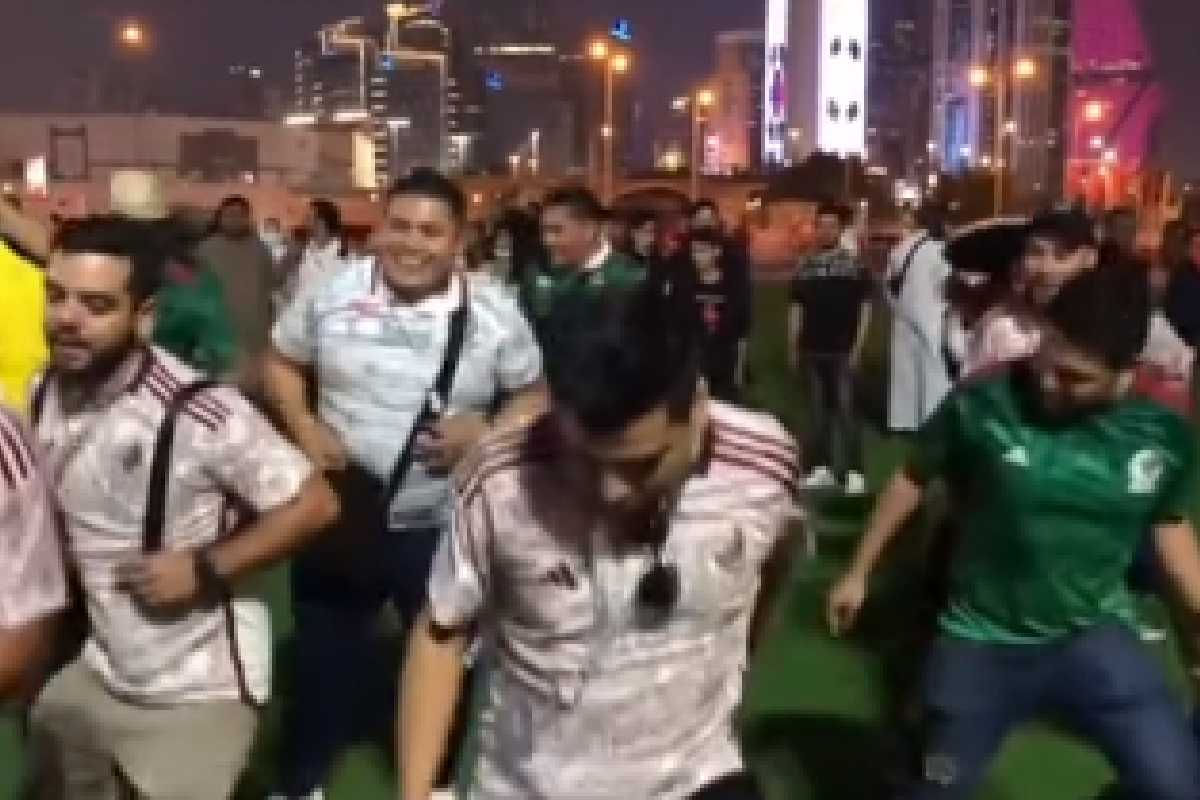 Qatar 2022: Un grupo de aficionados mexicanos bailan 'Payaso de rodeo'