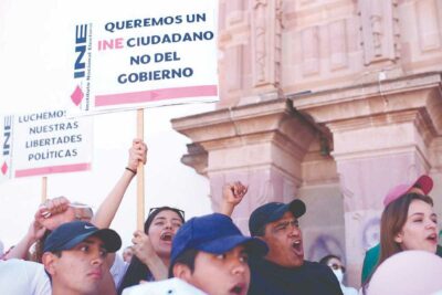 Cientos de zacatecanos marcharon en defensa del INE.