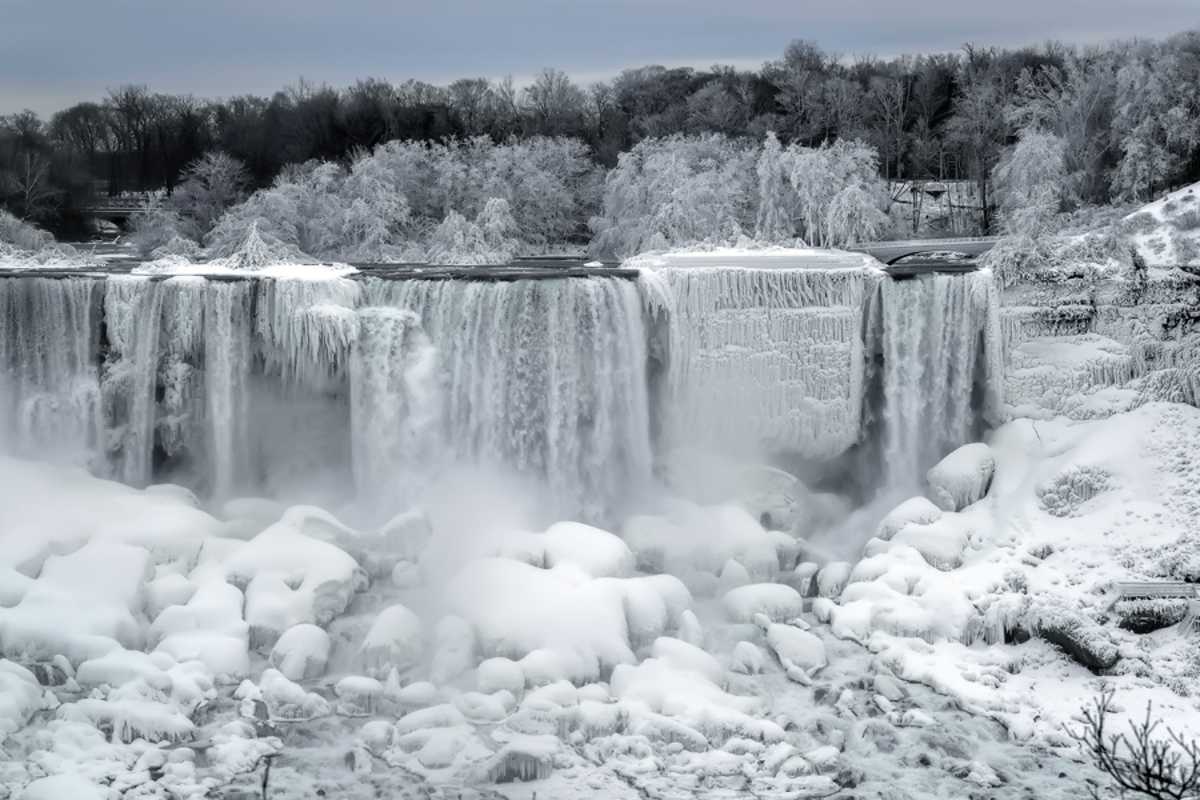 La cadena de noticias CBS, informó que debido a la ola de frío polar que azota gran parte de los Estados Unidos y Canadá; una parte de las cataratas del Niágara se congeló parcialmente. | Foto: Cortesía.