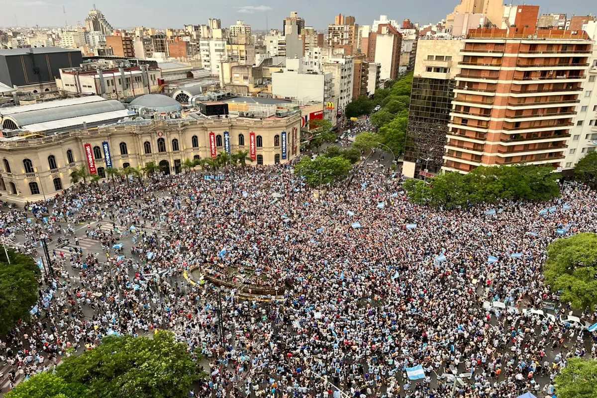 Buenos Aire se colapsa por los cientos de miles que celebran la gran fiesta tras ganar la Copa del Mundo. | Foto: Cortesía.
