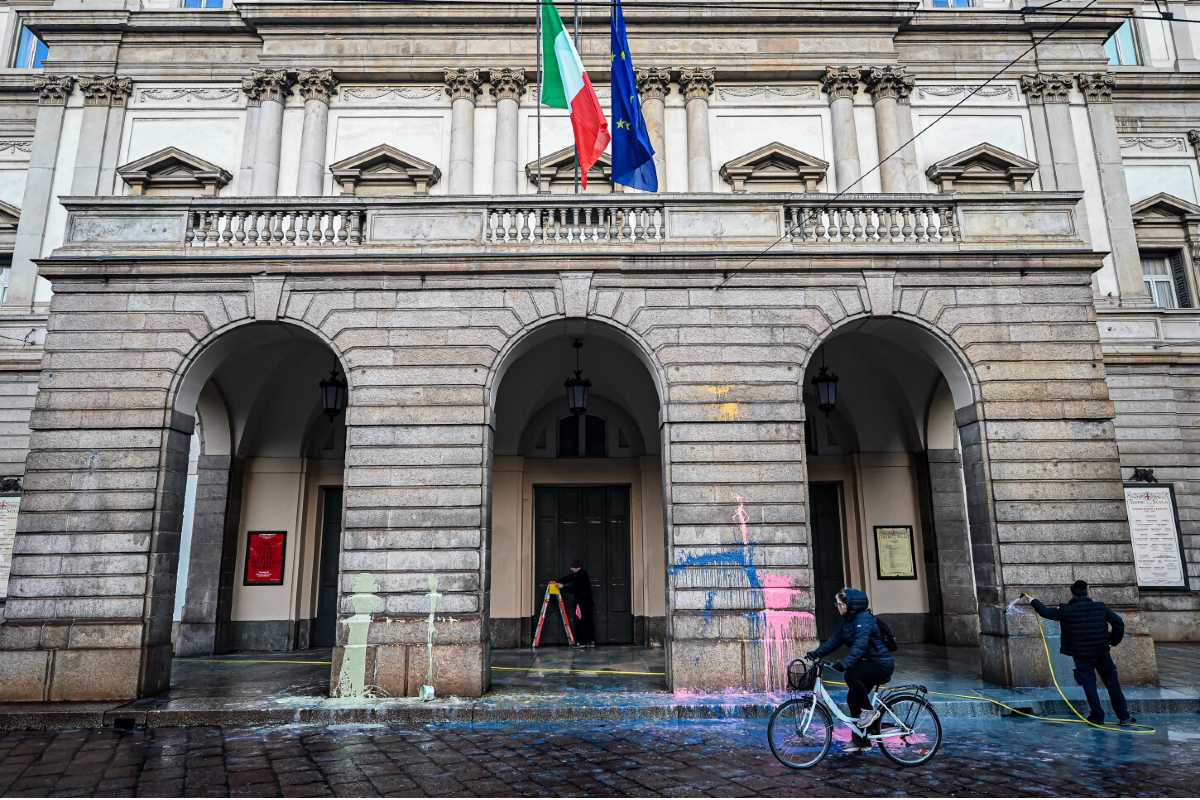 Activistas ambientales arrojaron pintura a la entrada del prestigioso teatro de ópera italiano La Scala de Milán. | Foto: Cortesía.
