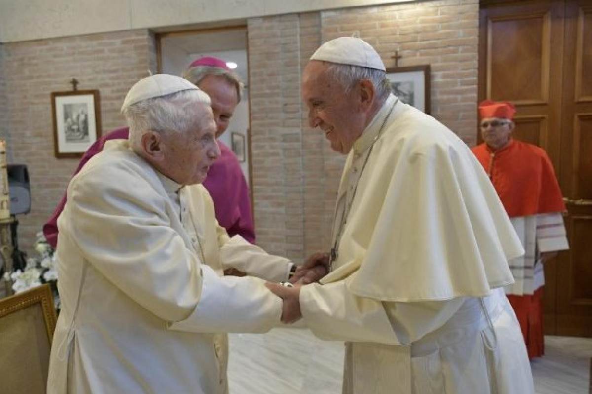 Papa Francisco y Benedicto XVI. | Foto: Cortesía.