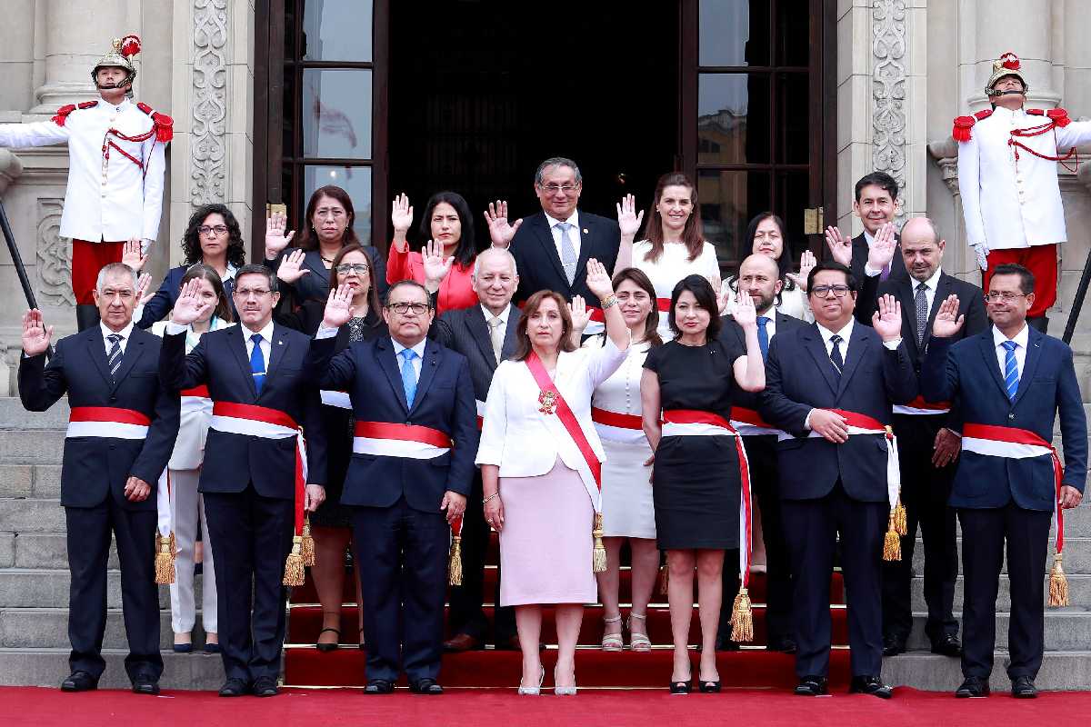 Presidenta de Perú realiza cambios en su gabinete