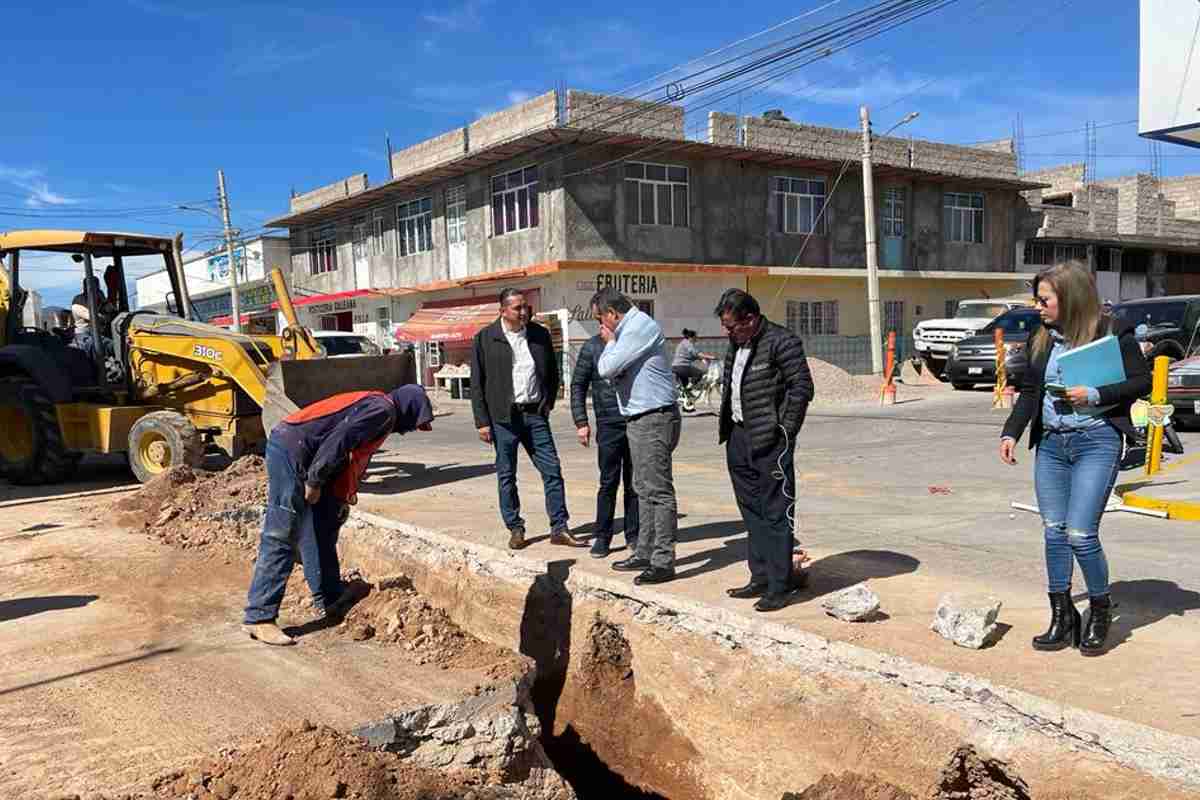 Supervisan autoridades la obra de saneamiento de agua del colector López Mateos-Galeana. | Foto: Cortesía.