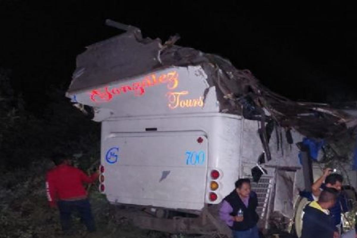 La volcadura del camión en Oaxaca, ocurrió el día de ayer por la noche. | Foto: Cortesía.