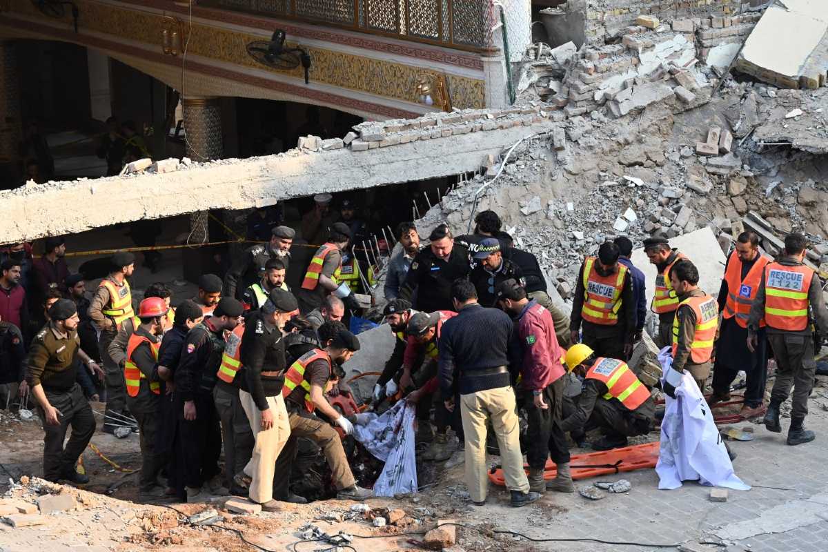 El ataque a una mezquita dejó al menos 28 muertos y unos 150 heridos. La explosión ocurrió en el interior de la mezquita dentro del cuartel general de la policía de Peshawar, durante la plegaria.