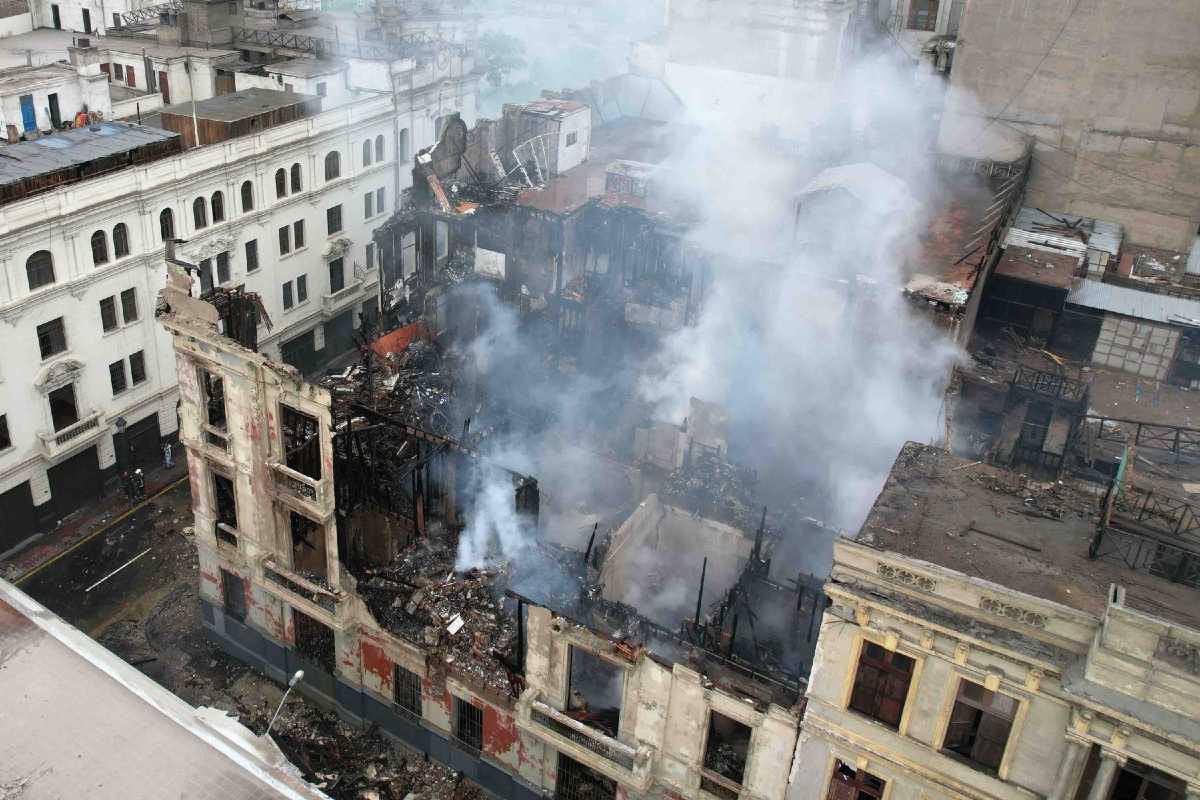 Manifestantes incendiaron un edificio antiguo cercano a la Plaza de San Martín; que fue declarada Patrimonio de la Humanidad.