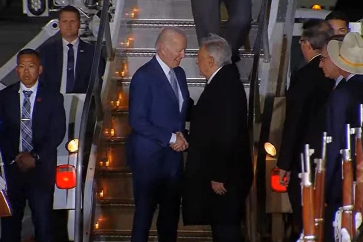 Joe Biden y Andrés Manuel López Obrador en aeropuerto