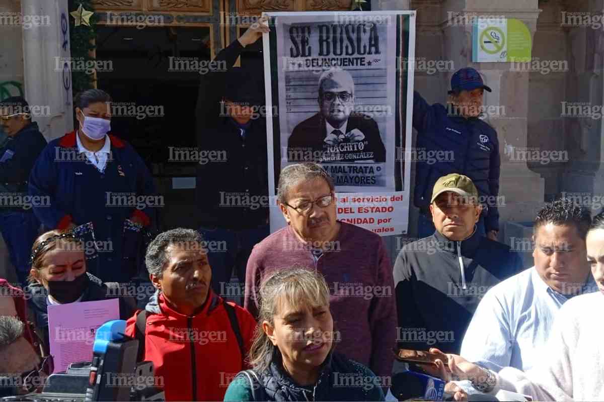 Pensionados y jubilados del Issstezac exigen pago de aguinaldo