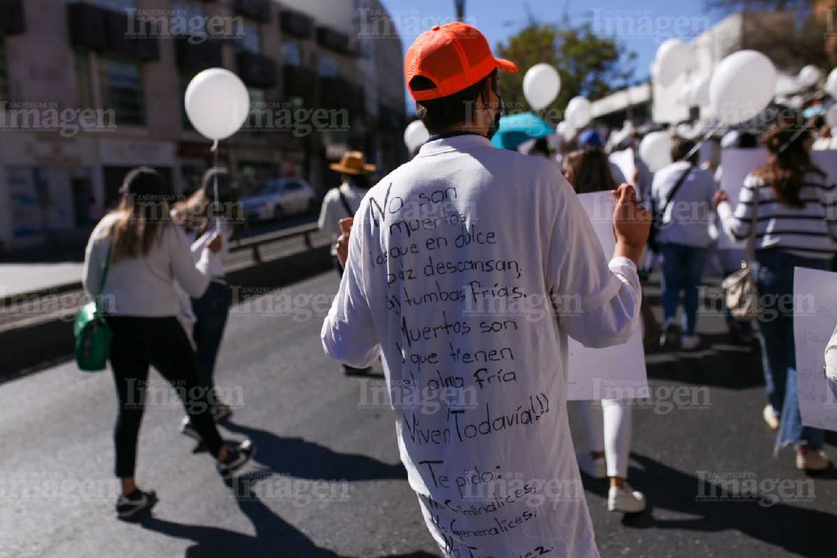 Marchan familiares y amigos de jóvenes desaparecidos | Foto Edgar Chávez.