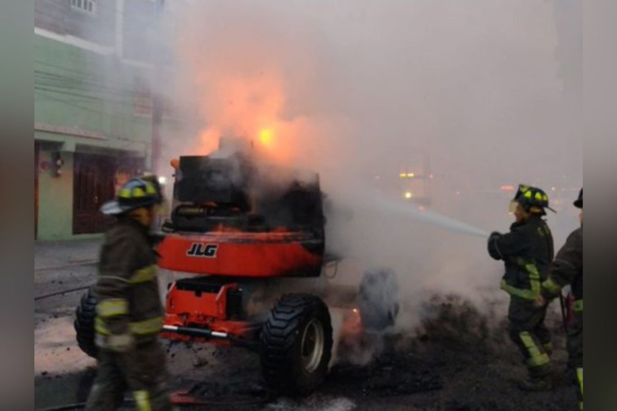Una máquina utilizada para los trabajos de rehabilitación del Metro se consumió por completo por el fuego. | Foto: Cortesía.
