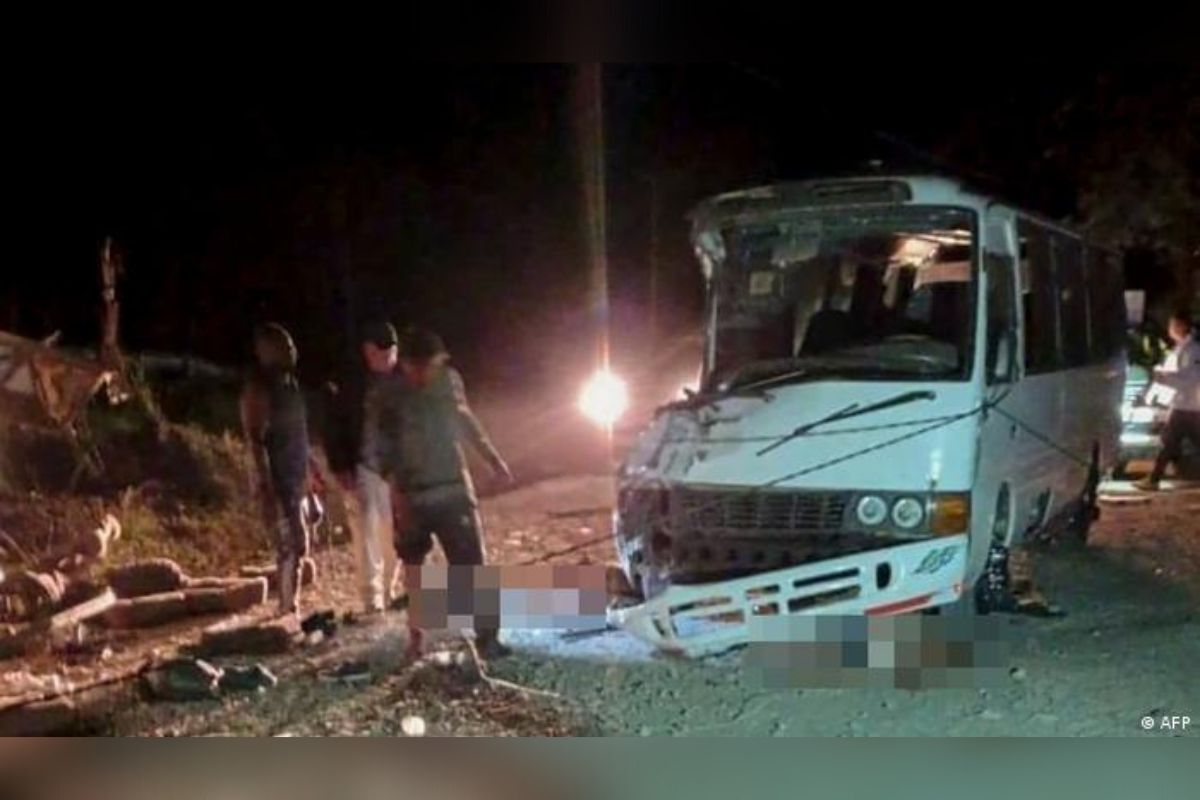 Al menos 33 personas murieron y otras 23 resultaron heridas durante la madrugada de este miércoles; al chocar un autobús lleno de migrantes con una buseta en una carretera de Panamá. | Foto: Cortesía.