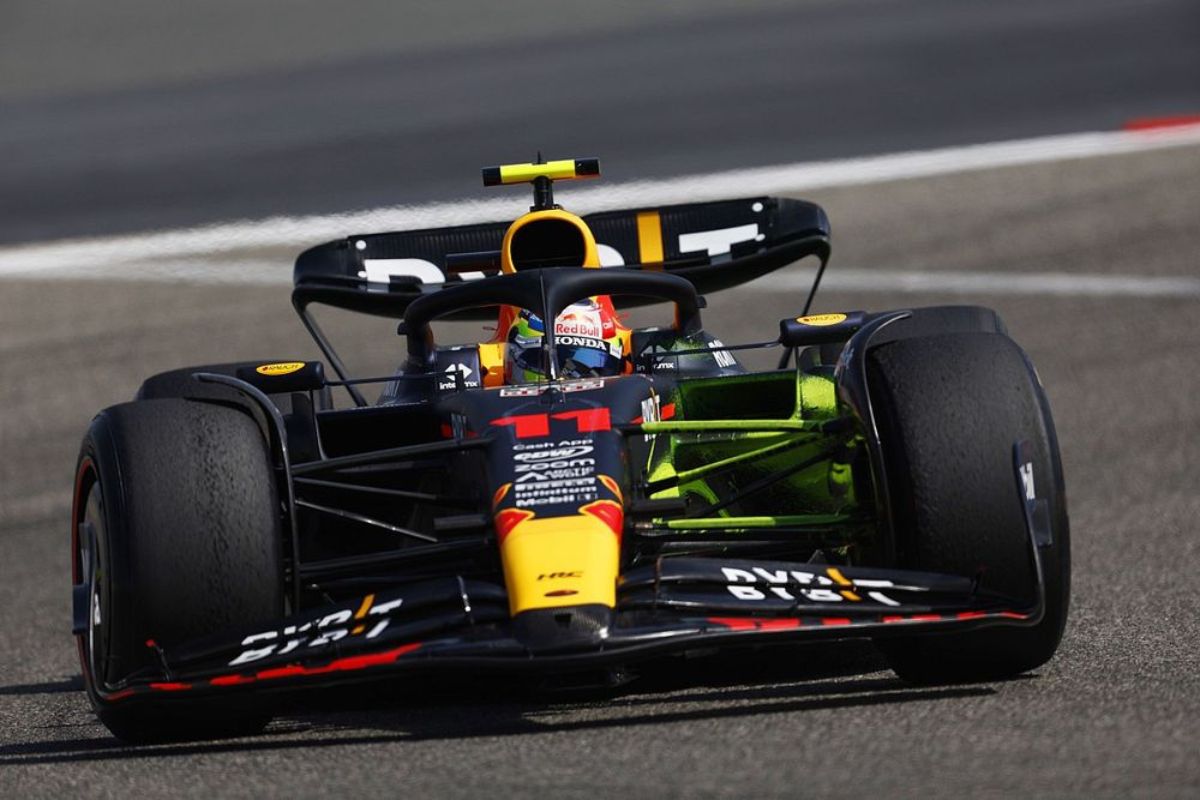 Sergio ‘Checo’ Pérez va agarrando ritmo con el RB19 de Red Bull ya que registró el mejor tiempo en la sesión vespertina de los test oficiales de la pretemporada de la F1. | Foto: Cortesía.