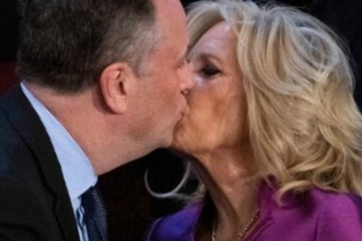Jill Biden y el esposo de Kamala Harris se dan un beso en la boca y desatan burlas | Foto: Cortesía.