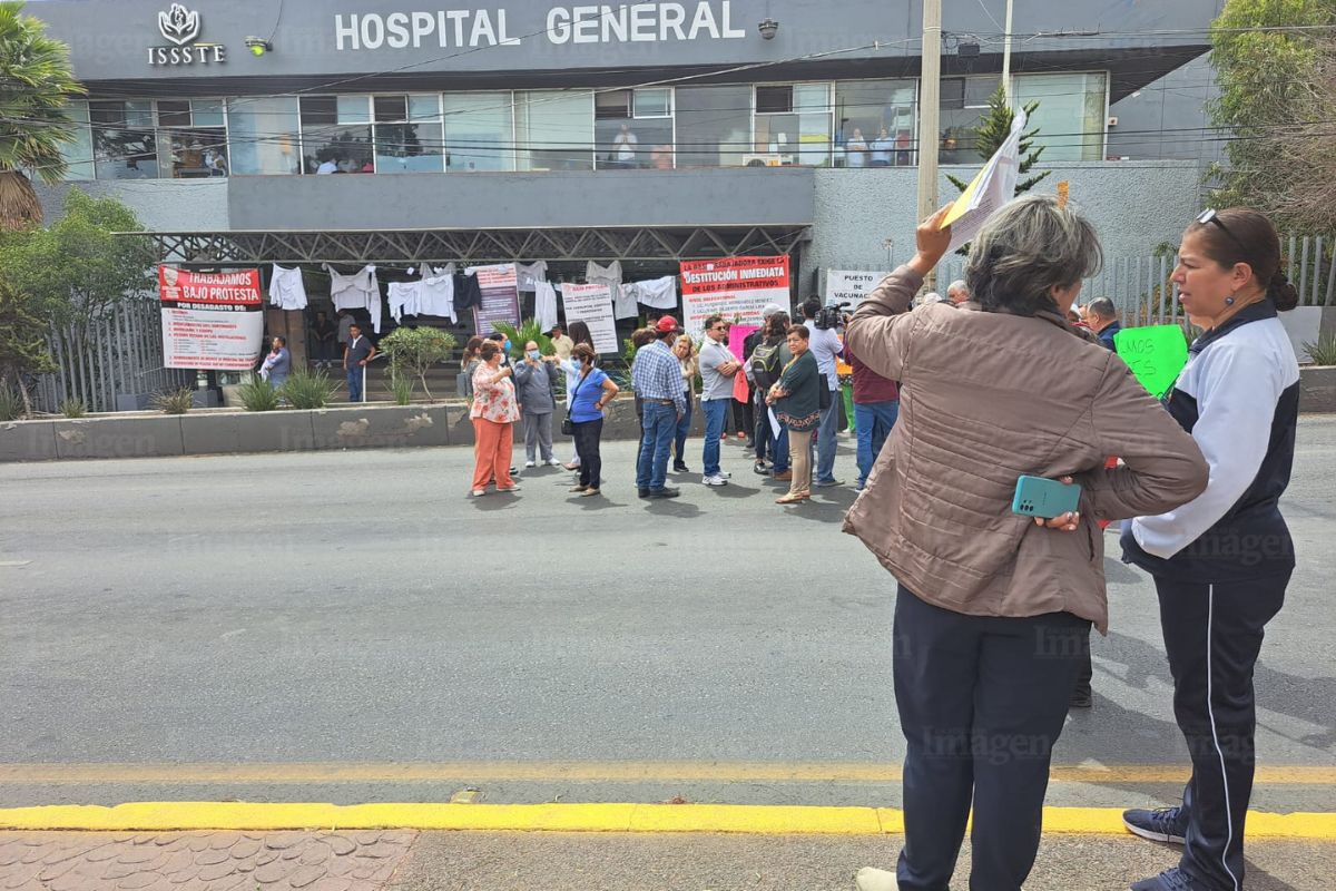 Manifestantes del Issste han tenido encuentros con las autoridades del hospital. | Foto: IMAGEN.