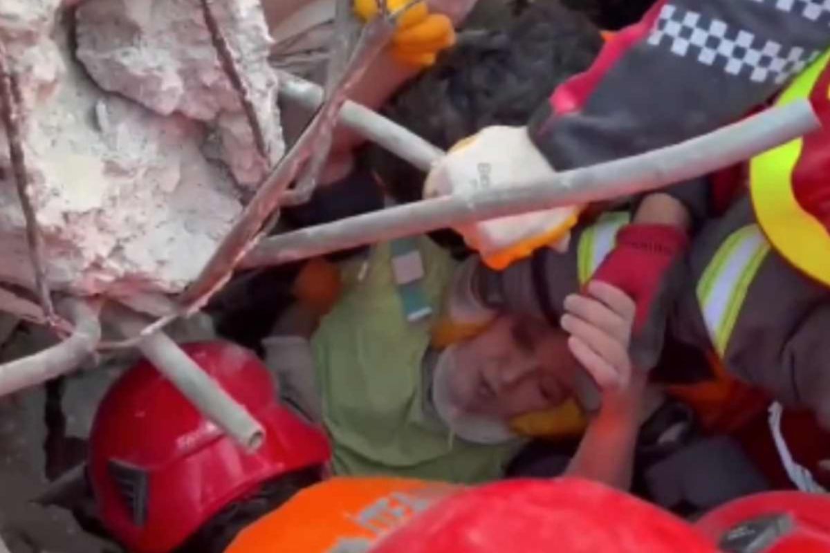 Kaan permaneció atrapado 182 horas entre los escombros de un edificio y su rescate se suma al de una mujer de 70 años y a una joven de 26 años, tras aguantar 178 horas, ambos en Antioquía. | Foto: cortesía.