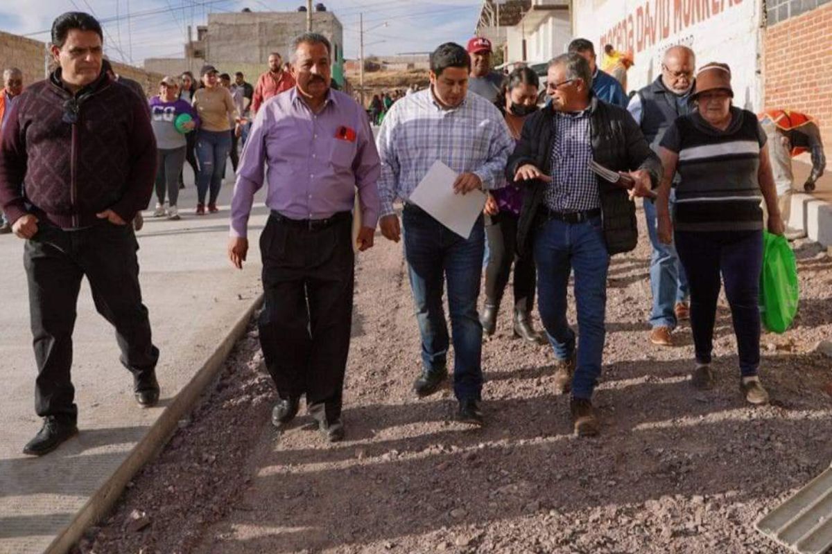 El alcalde Jorge Miranda Castro dio arranque a la obra de pavimentación. | Foto: Cortesía.