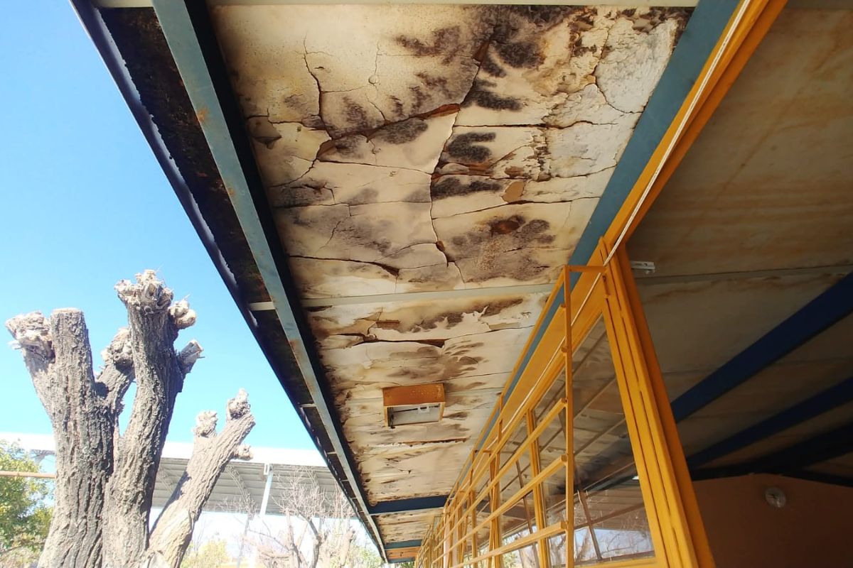 El material con el que se construyó el techo de las aulas era de hielo seco y láminas lo que es obsoleto, así como los sanitarios que tienen 36  años desde que fueron construidos. | Foto: Imagen. 