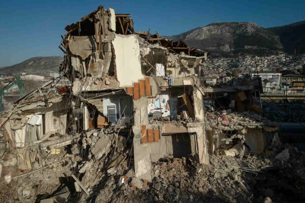 Este nuevo terremoto en Turquía causó el derrumbe de algunos edificios dañados. | Foto: Cortesía.