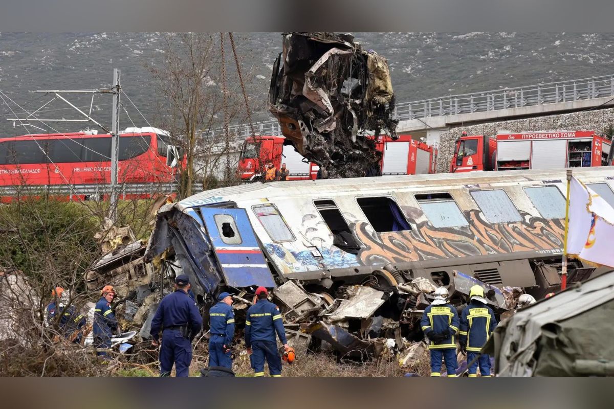 l menos 36 personas murieron y 85 resultaron heridas por la colisión de trenes; uno de pasajeros que viajaba entre Atenas y Tesalónica y un convoy de mercancías. | Foto: Cortesía.
