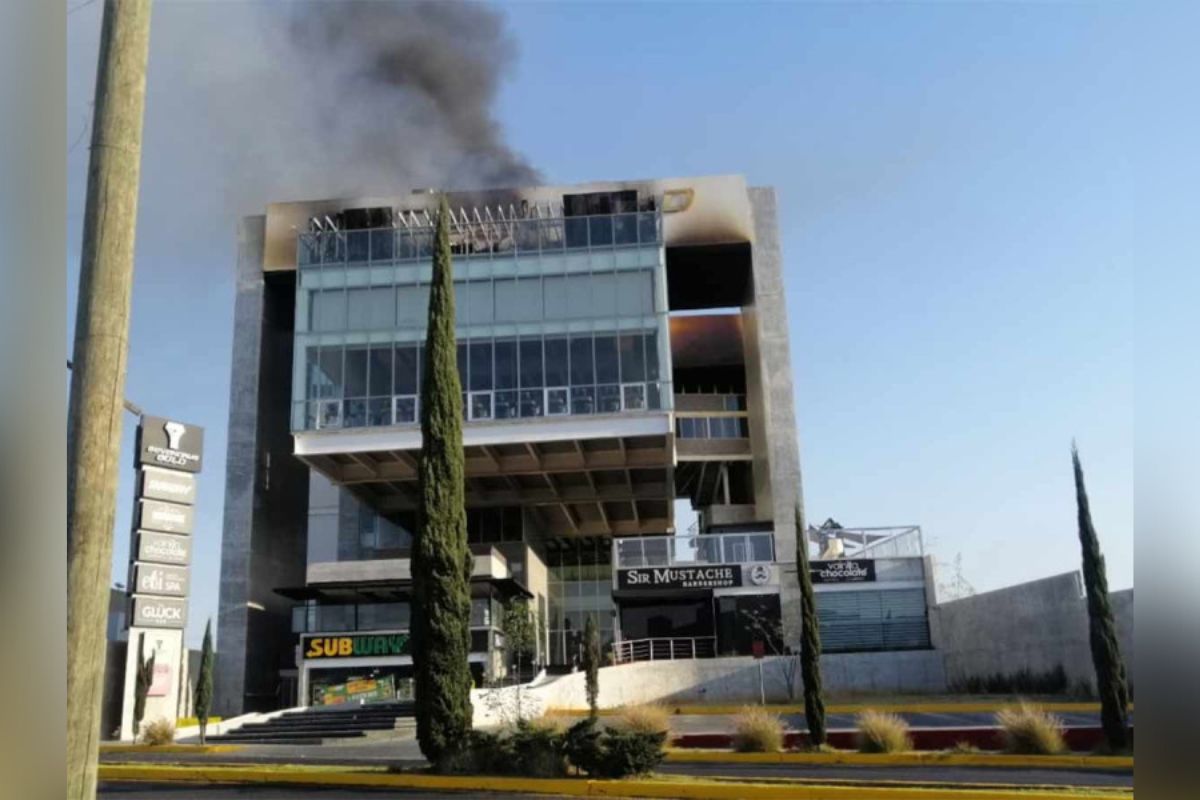 Ataques simultáneos contra tres bares con bombas molotov, se registraron en Morelia. Los hechos se registraron la mañana de este sábado; confirmó la Fiscalía General del Estado. | Foto: Cortesía.