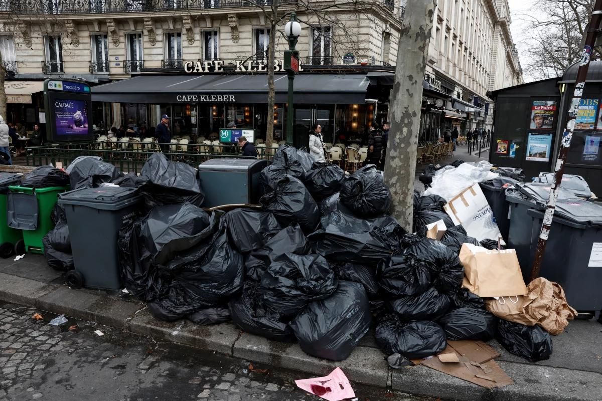 En París, los turistas se quejan ya que deben esquivar la basura amontonada en lugares icónicos de esta hermosa ciudad. | Foto: Cortesía.