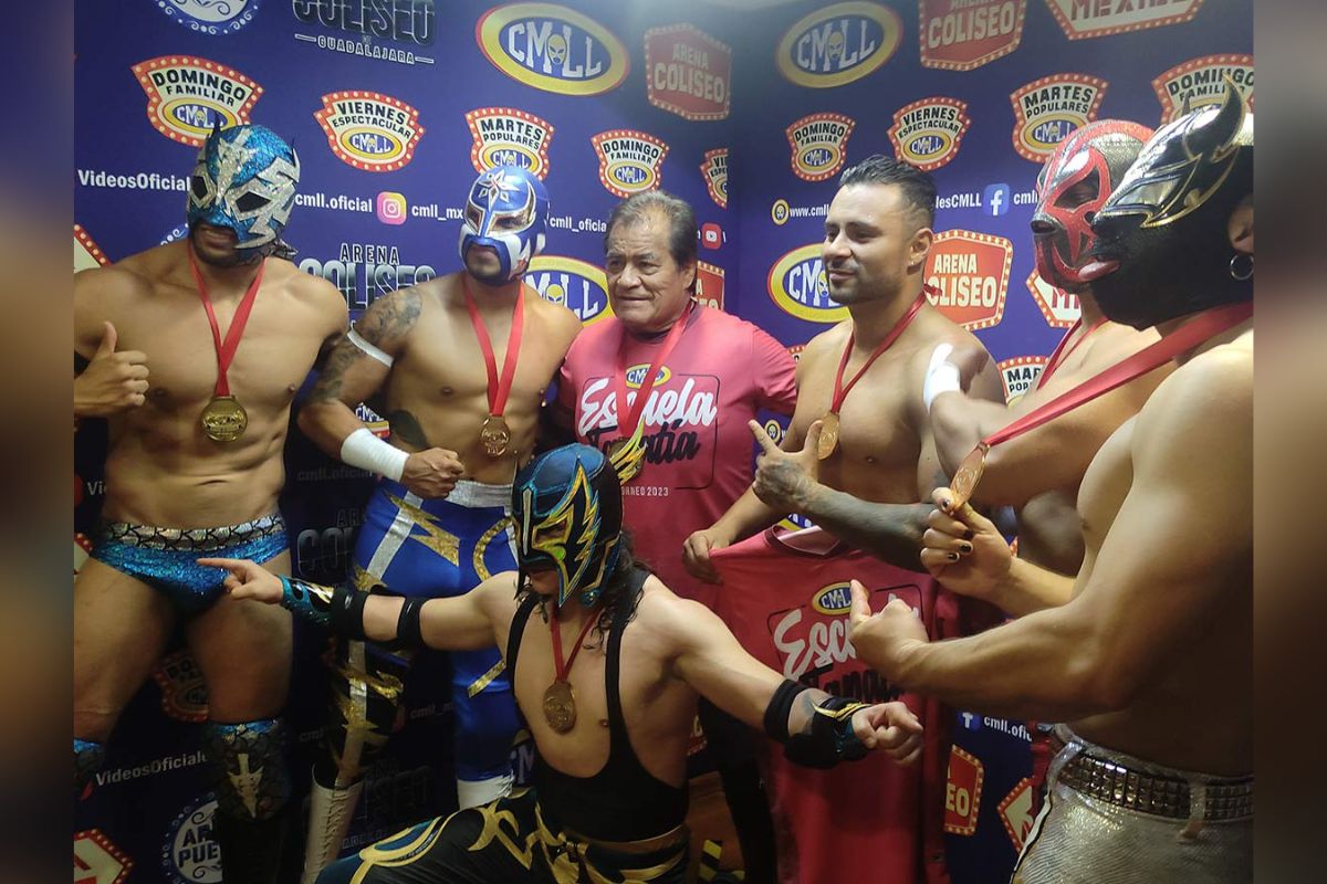 Jóvenes luchadores hicieron vibrar a los aficionados que se dieron cita en la Arena México; para presenciar la final del Torneo de Escuelas del CMLL 2023. | Foto: Cortesía.