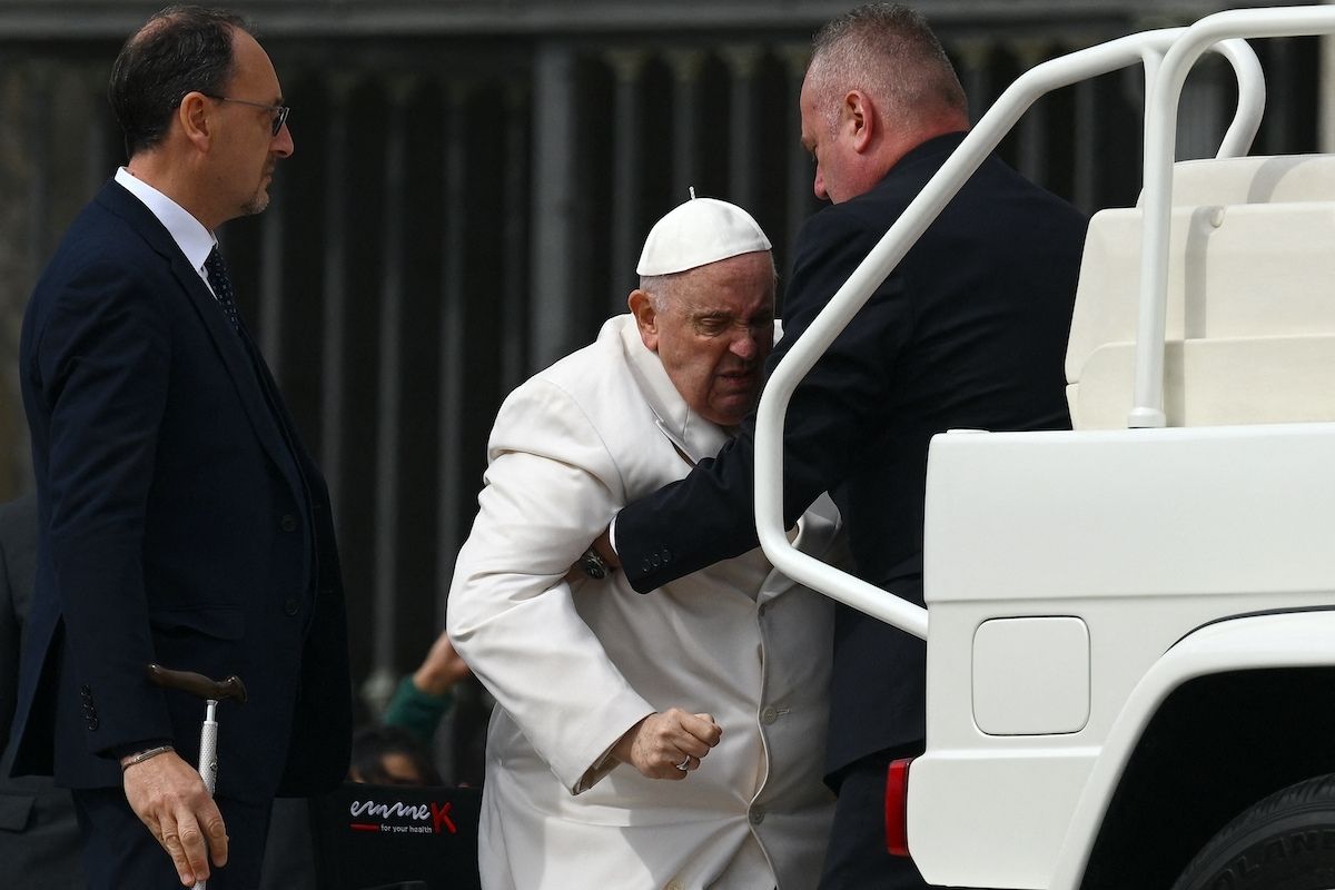 Internan al Papa Francisco en un hospital de Roma por problemas cardíacos y dificultad respiratoria a última hora de la mañana.