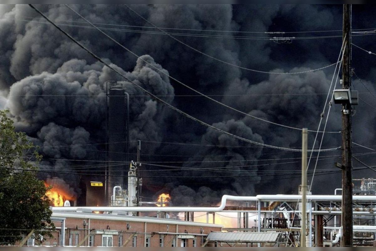Equipos de emergencia respondieron a un incendio masivo en la planta química de la empresa británica INEOS, ubicada en la localidad de Pasadena, Texas. | Foto: Cortesía.