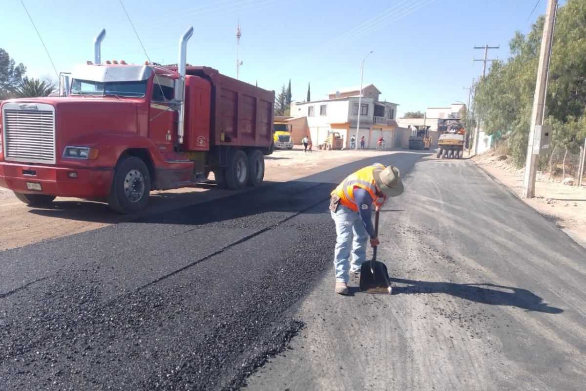 A través de la Secretaría de Obras Públicas (SOP), trabaja en la pavimentación de 10 calles; en seis localidades y la cabecera municipal de Pinos. | Foto: Cortesía.
