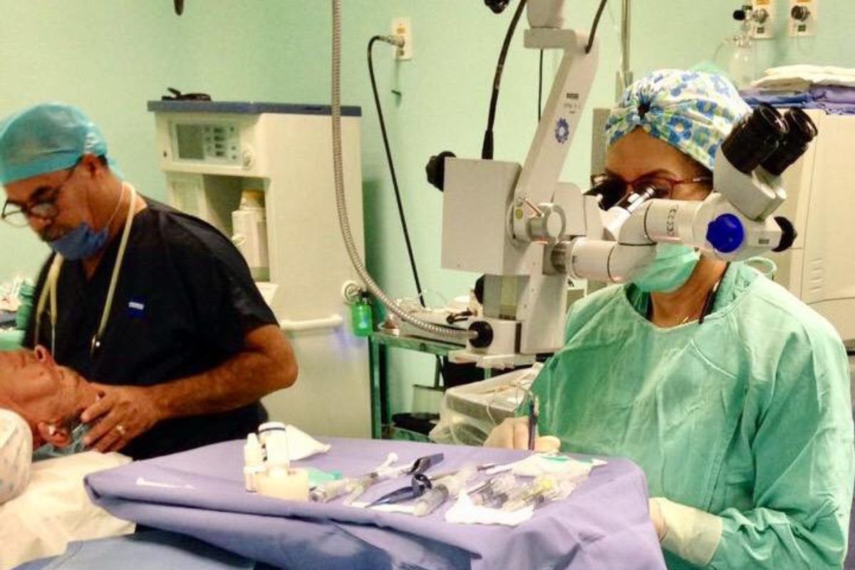Cirujanos oftalmólogos, Jesús Rodríguez Pinedo y María López Vitolas. | Foto: Cortesía.