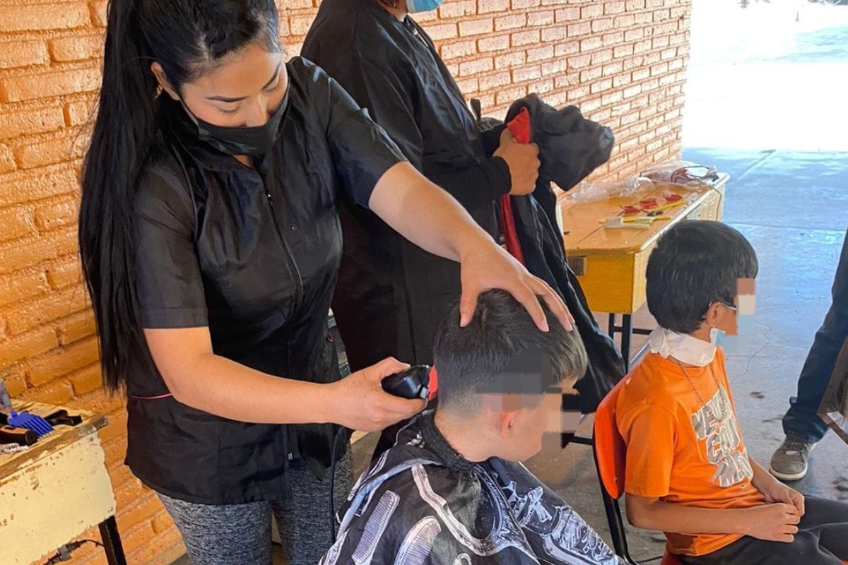 DIF Jerez, el servicio de corte de cabello gratuito en la primaria Francisco Goitia. | Foto: Cortesía.